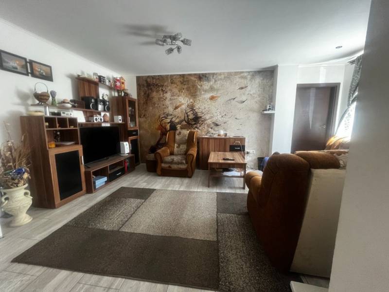 Rodinný dom s prístavbou na  podnikanie – Tešedíkovo - Obývacia izba v rodinnom dome s pohodlným nábytkom a dreveným dekorom podlahy.