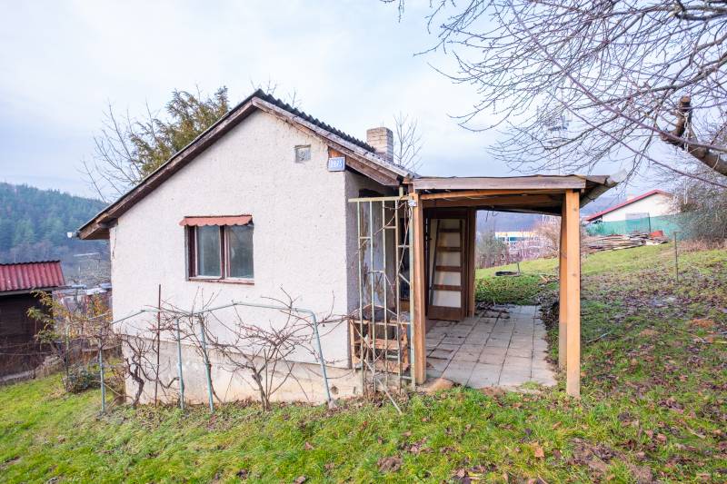 CHATKA SO ZÁHRADOU, PREŠOV – ŠIDLOVEC - Chata v Prešove s drevenou konštrukciou a vinohradom na trávnatom kopci.