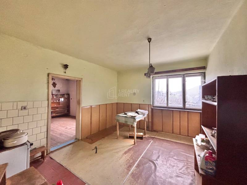 Predaj rodinného domu v Skalitom  - Interiér rodinného domu s nábytkom, oknom a podlahou s dreveným dekorom.