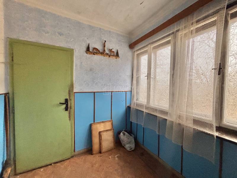 Predaj rodinného domu v Skalitom  - Interiér Rodinného domu s podlahou s dreveným dekorom, modrými stenami a zelenými dverami.