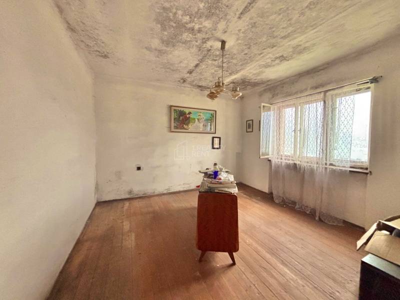 Predaj rodinného domu v Skalitom  - Izba v rodinnom dome s jednoduchým nábytkom a podlahou s dreveným dekorom.