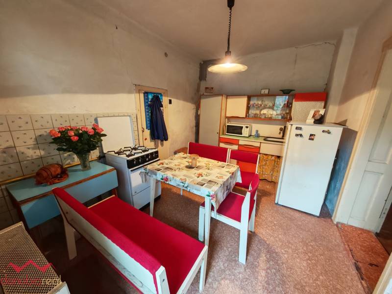 Na predaj rodinný dom v širšom centre mesta Komárno. - Kuchyňa v rodinnom dome so starožitným nábytkom a dekoračnými prvkami.