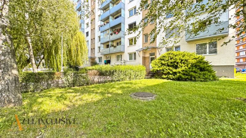 PRÍJEMNÝ 3 IZBOVÝ BYT | P.O.HVIEZDOSLAVA | TOPOĽČANY - Bytový dom na ulici P.O. Hviezdoslava v Topoľčanoch s okolitou zeleňou.