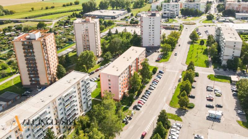 PRÍJEMNÝ 3 IZBOVÝ BYT | P.O.HVIEZDOSLAVA | TOPOĽČANY - Letecký pohľad na ulicu P.O. Hviezdoslava v Topoľčanoch s 3-izbovými bytmi.