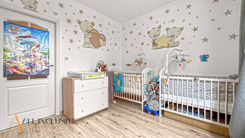 PRÍJEMNÝ 3 IZBOVÝ BYT | P.O.HVIEZDOSLAVA | TOPOĽČANY - Detská izba s postieľkou, nábytkom a podlahou s dreveným dekorom v 3-izbovom byte.