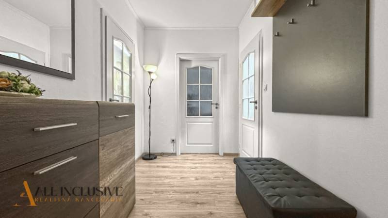 PRÍJEMNÝ 3 IZBOVÝ BYT | P.O.HVIEZDOSLAVA | TOPOĽČANY - Predsieň v 3-izbovom byte s podlahou s dreveným dekorom, komodou a vešiakovou stenou.