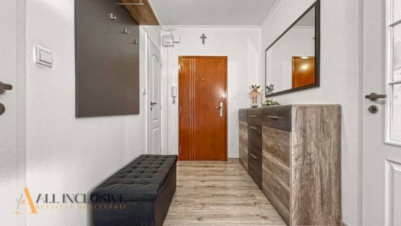 PRÍJEMNÝ 3 IZBOVÝ BYT | P.O.HVIEZDOSLAVA | TOPOĽČANY - Vstupná hala 3-izbového bytu, skriňa s podlahou s dreveným dekorom a zrkadlo.