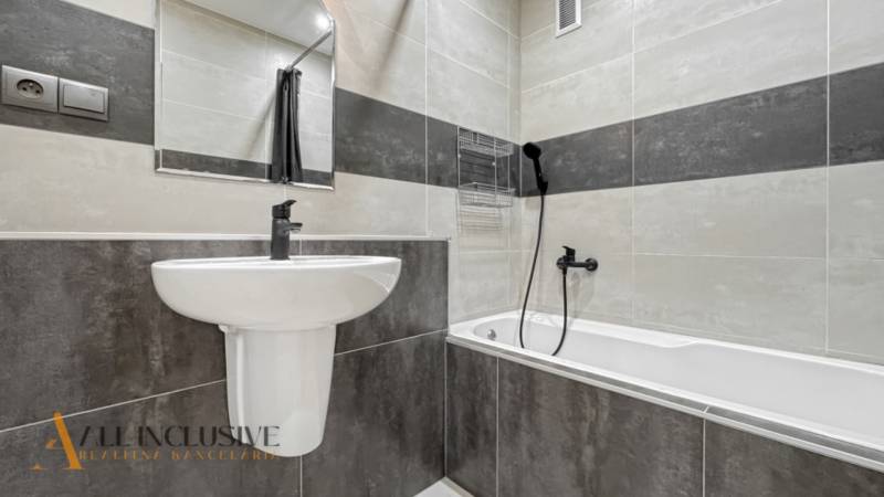 PRÍJEMNÝ 3 IZBOVÝ BYT | P.O.HVIEZDOSLAVA | TOPOĽČANY - Kúpeľňa so sprchou a umývadlom v 3-izbovom byte, obložená šedými a bielymi kachličkami.