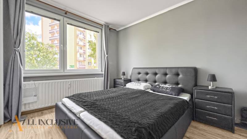 PRÍJEMNÝ 3 IZBOVÝ BYT | P.O.HVIEZDOSLAVA | TOPOĽČANY - Spálňa v 3-izbovom byte s posteľou a podlahou s dreveným dekorom.