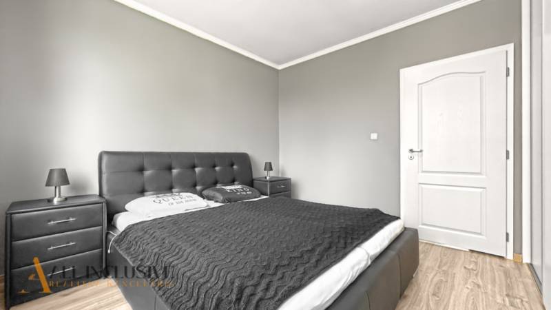 PRÍJEMNÝ 3 IZBOVÝ BYT | P.O.HVIEZDOSLAVA | TOPOĽČANY - Spálňa v 3-izbovom byte s čalúnenou posteľou a podlahou s dreveným dekorom.