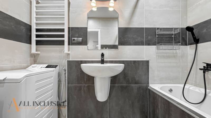 PRÍJEMNÝ 3 IZBOVÝ BYT | P.O.HVIEZDOSLAVA | TOPOĽČANY - Kúpeľňa so sprchou, umývadlom a práčkou v 3-izbovom byte, neutrálny farebný dizajn.