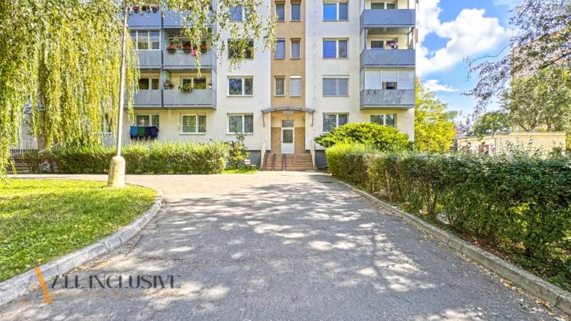 PRÍJEMNÝ 3 IZBOVÝ BYT | P.O.HVIEZDOSLAVA | TOPOĽČANY - Bytový dom na ulici P.O. Hviezdoslava v Topoľčanoch, vhodný na bývanie v 3-izbovom byte.