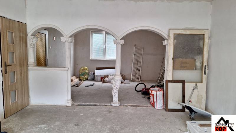 Investujte do budúcnosti - Interiér rodinného domu s oblúkmi a stĺpmi, neúplná renovácia.