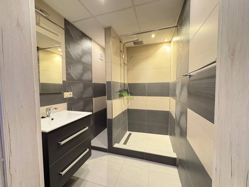 NOVINKA .... Na  predaj 3 izbový byt na sídlisku SNP v Michalovciach - Kúpeľňa so sprchovacím kútom a umývadlom v 3-izbovom byte.