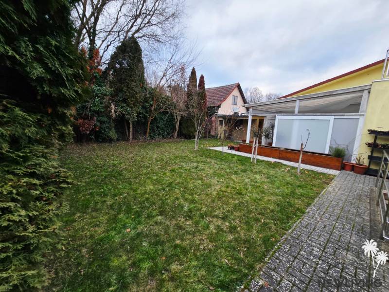 *PRENÁJOM* bezbariérový 1 izbový byt Lesná / Banka - Záhrada pri dome na Lesnej ulici v Banke s trávnikom a terasou.