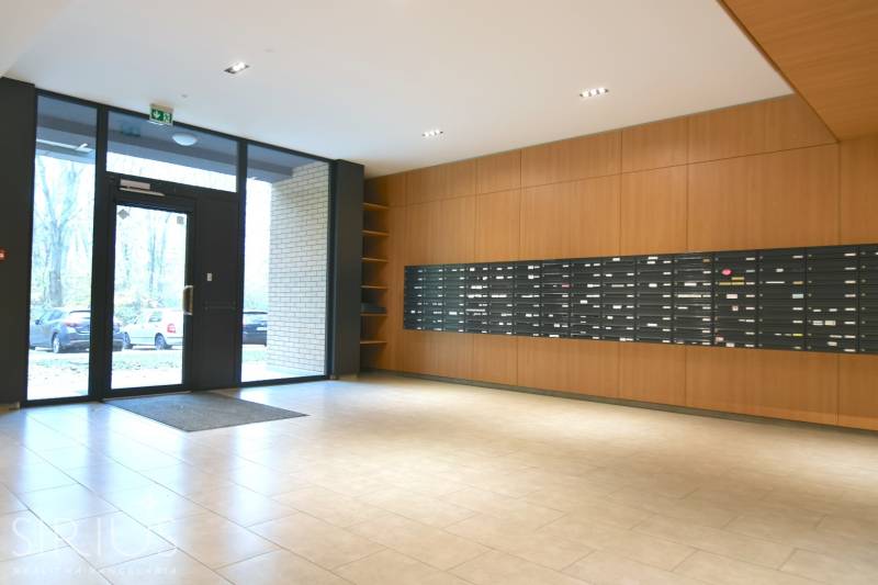 ANTOLSKÁ, 2-i byt, 54 m2 – novostavba REZIDENCIA DRAŽDIAK, zariadený - Vstupná hala so schránkami a presklenými dverami v budove 2-izbového bytu.