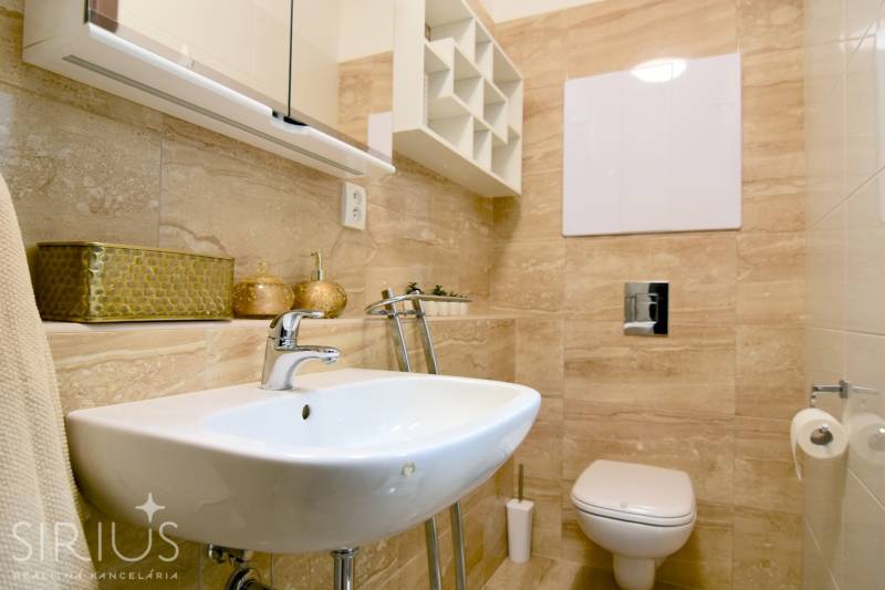 ANTOLSKÁ, 2-i byt, 54 m2 – novostavba REZIDENCIA DRAŽDIAK, zariadený - Kúpeľňa v 2-izbovom byte s umývadlom, toaletou a béžovým obkladom.