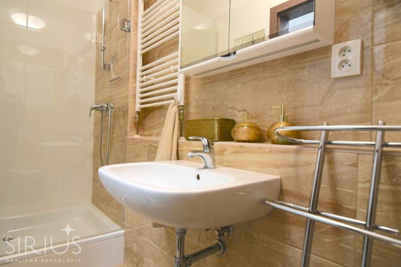 ANTOLSKÁ, 2-i byt, 54 m2 – novostavba REZIDENCIA DRAŽDIAK, zariadený - Kúpeľňa s umývadlom, sprchou a zrkadlovou skrinkou v 2-izbovom byte.