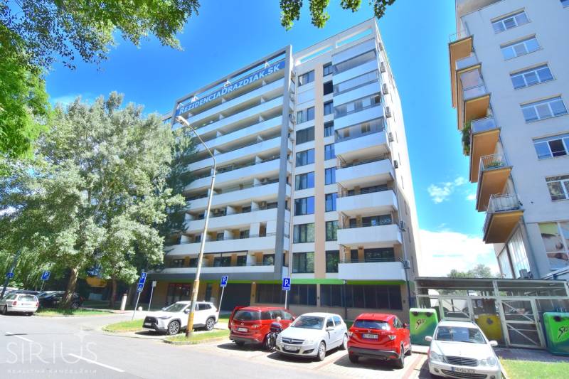 ANTOLSKÁ, 2-i byt, 54 m2 – novostavba REZIDENCIA DRAŽDIAK, zariadený - Bytový dom pri Antolskej ulici, Bratislava - Petržalka, s parkoviskom a stromami v okolí.