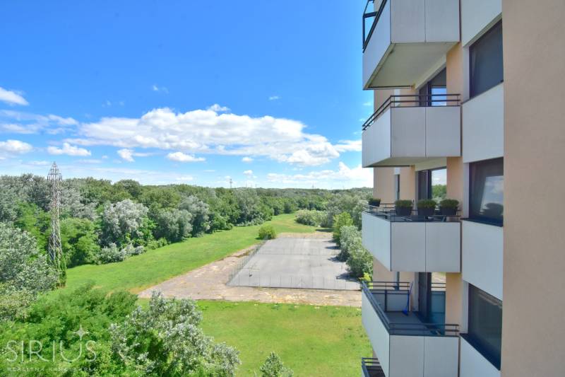 ANTOLSKÁ, 2-i byt, 54 m2 – novostavba REZIDENCIA DRAŽDIAK, zariadený - Výhľad z 2-izbového bytu na Antolskej ulici v Petržalke, Bratislava s prírodou a balkónmi.