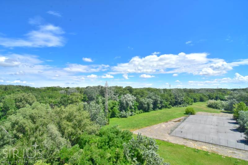 ANTOLSKÁ, 2-i byt, 54 m2 – novostavba REZIDENCIA DRAŽDIAK, zariadený - Pohľad na zelené lesy a opustený športový areál v Bratislave na Antolskej ulici.