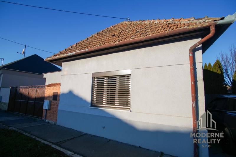 Rodinný dom s garážou na ul. Pod kopcom, Nové Zámky, 649m2 - Rodinný dom na ulici Pod kopcom v Nových Zámkoch s roletami a šikmou strechou.