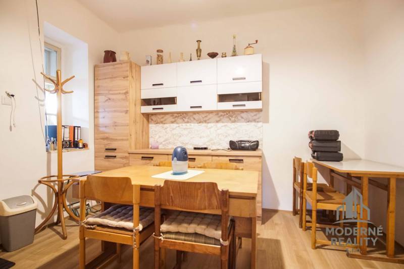 Rodinný dom s garážou na ul. Pod kopcom, Nové Zámky, 649m2 - Jedáleň s dreveným nábytkom, podlahou s dreveným dekorom v rodinnom dome.