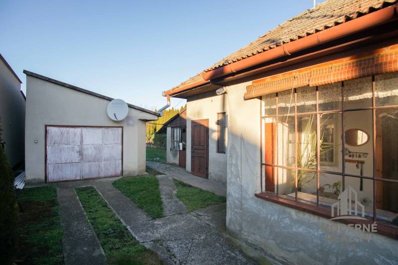 Rodinný dom s garážou na ul. Pod kopcom, Nové Zámky, 649m2 - Rodinný dom na ulici Pod kopcom v Nových Zámkoch s garážou a satelitnou anténou.