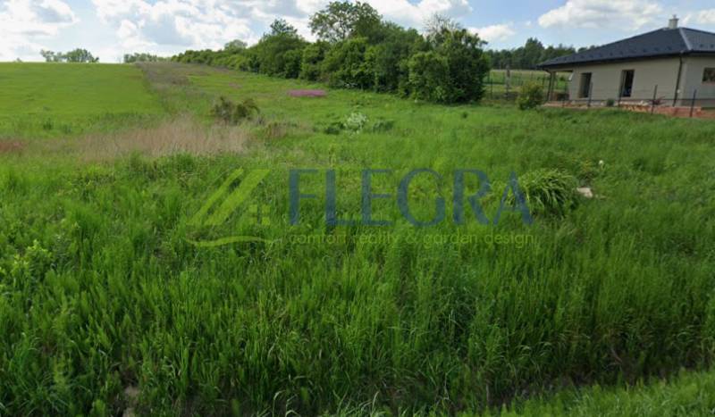 Na predaj : stavebný pozemok  Vranov nad Topľou - Pozemok na bývanie na Lomnickej ulici vo Vranove nad Topľou, porastený zeleňou.