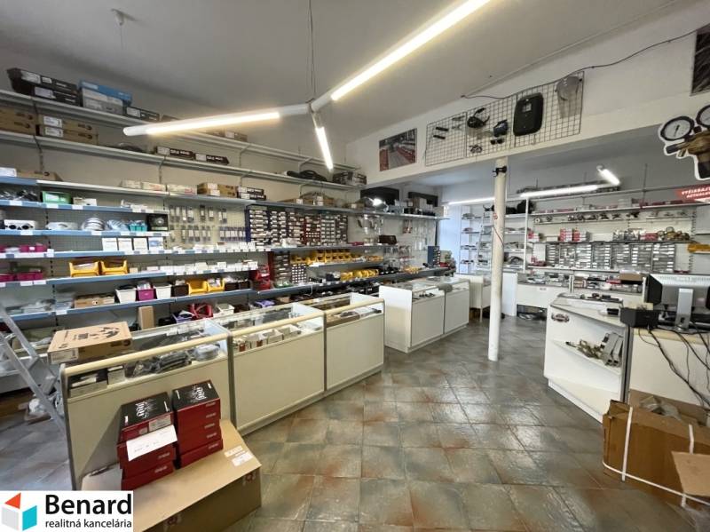 PREŠOV-ŠIRŠIE CENTRUM,POLYFUNKČNÁ BUDOVA,VL.PARKOVISKO,UL.VAJANSKÉHO - Interiér budovy so sortimentom dielov, policami a vystaveným tovarom.