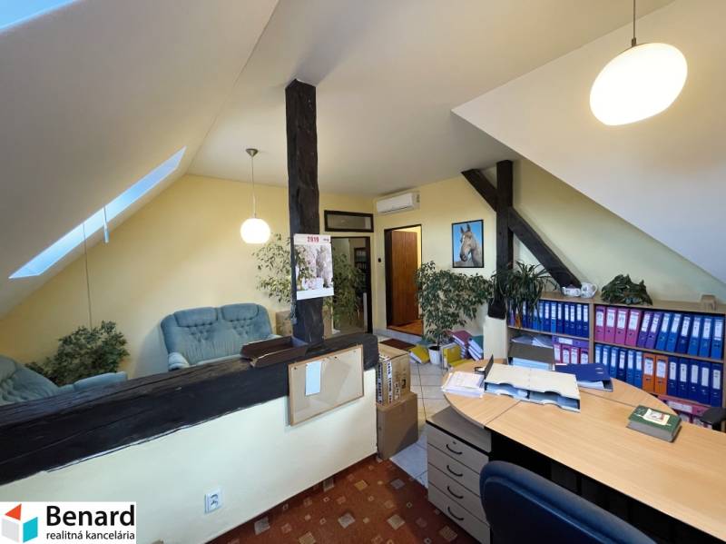 PREŠOV-ŠIRŠIE CENTRUM,POLYFUNKČNÁ BUDOVA,VL.PARKOVISKO,UL.VAJANSKÉHO - Kancelária v budove s podlahou s dreveným dekorom, policami na dokumenty a sedacím kútom.