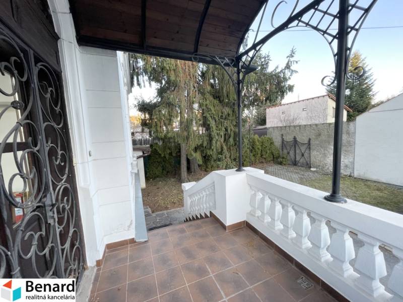 PREŠOV-ŠIRŠIE CENTRUM,POLYFUNKČNÁ BUDOVA,VL.PARKOVISKO,UL.VAJANSKÉHO - Balkón pri budove na Vajanského ulici v Prešove s výhľadom na záhradu.