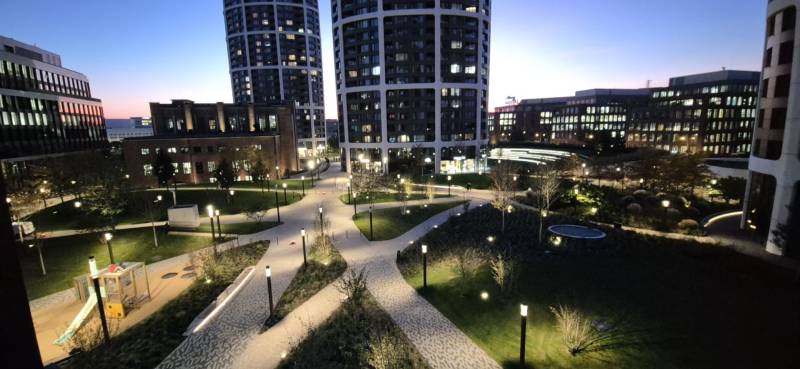 Prenájom 2-izb. byt, SKY PARK, 4. veža, Staré Mesto - Večer v Bratislave na Bottovej ulici, nové budovy so záhradnou architektúrou.