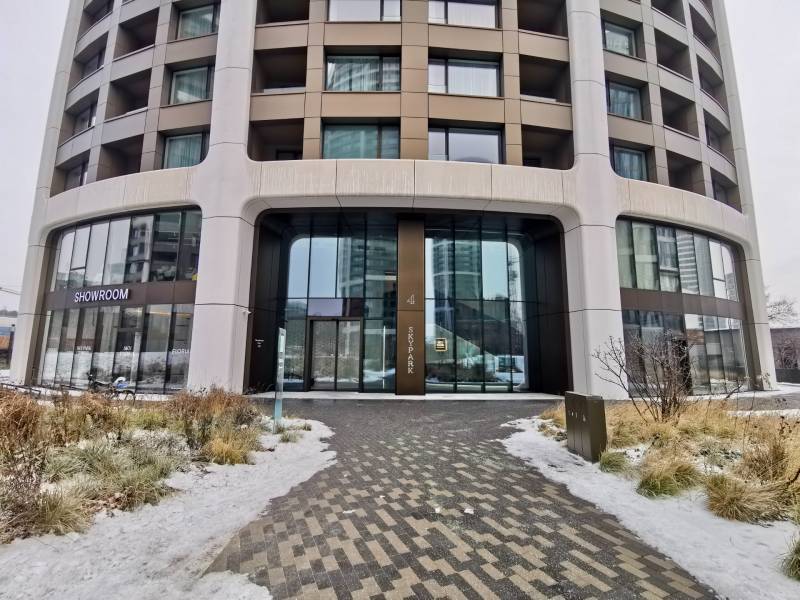 Prenájom 2-izb. byt, SKY PARK, 4. veža, Staré Mesto - Budova na Bottovej ulici v Bratislave – Staré Mesto s obchodnými priestormi a chodníkom so snehom.