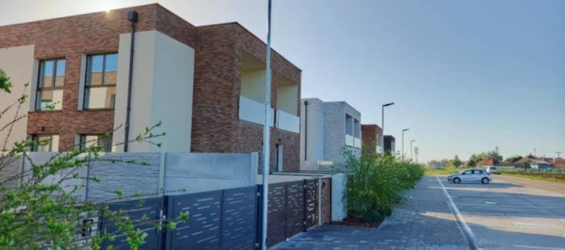 REZERVOVANÉ Na predaj 3-izbový byt v štandarde - Novostavba Diakovce - Moderné bytové domy v Diakovciach so súkromným parkoviskom a upravenou zeleňou.