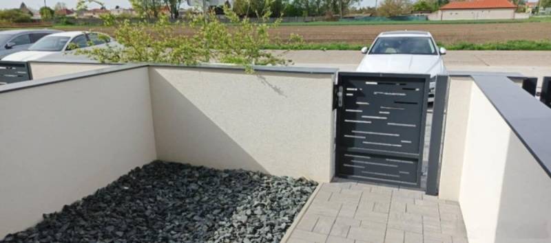 REZERVOVANÉ Na predaj 3-izbový byt v štandarde - Novostavba Diakovce - Súčasť 3-izbového bytu v Diakovciach, terasa s dlažbou a okrasnými kameňmi.