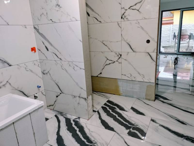 Novostavba 4-izbového rodinného dvojdomu v obci Žihárec - Kúpeľňa v rodinnom dome so stenami a dlažbou z mramoru.