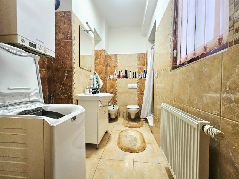  Veľkometrážny 3 izbový byt v kúpeľnom meste Trenčianske Teplice  - Kúpeľňa s práčkou, umývadlom, toaletou a svetlou keramickou dlažbou v 3-izbovom byte.