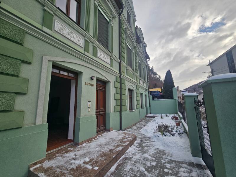  Veľkometrážny 3 izbový byt v kúpeľnom meste Trenčianske Teplice  - Zasnežený vstup k 3-izbovému bytu na Šrobárovej ulici v Trenčianskych Tepliciach.