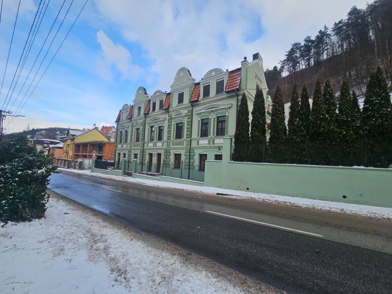  Veľkometrážny 3 izbový byt v kúpeľnom meste Trenčianske Teplice  - Zelená budova s tromi oblúkovými strechami na Šrobárovej ulici v Trenčianskych Tepliciach.