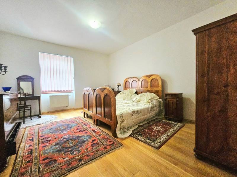  Veľkometrážny 3 izbový byt v kúpeľnom meste Trenčianske Teplice  - Spálňa v 3-izbovom byte s dreveným dekorom a vintage nábytkom.