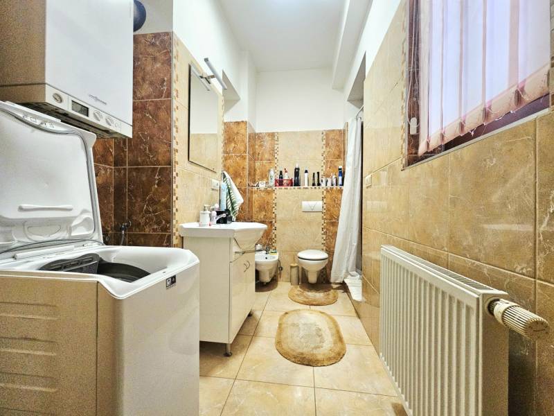  Veľkometrážny 3 izbový byt v kúpeľnom meste Trenčianske Teplice  - 3-izbový byt s kúpeľňou, práčkou, vaňou, a oknom, dekoračné obklady na stenách.