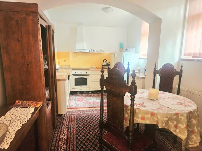  Veľkometrážny 3 izbový byt v kúpeľnom meste Trenčianske Teplice  - Kuchyňa v 3-izbovom byte s dreveným nábytkom a vintage koberec.