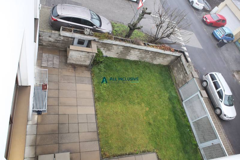 Na predaj rodinný dom na Súľovskej 56 v Bratislave - Pohľad zhora na záhradu a terasu rodinného domu s parkovaním na ulici Súľovská.