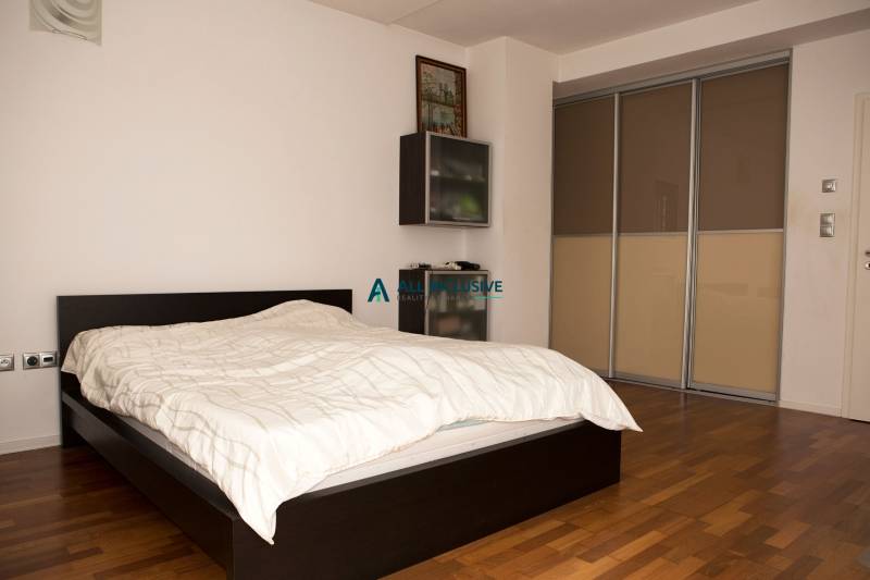 Na predaj rodinný dom na Súľovskej 56 v Bratislave - Spálňa v rodinnom dome s posteľou a skriňou, podlaha s dreveným dekorom.