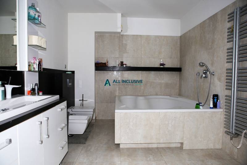 Na predaj rodinný dom na Súľovskej 56 v Bratislave - Kúpeľňa s veľkou vaňou a svetlými obkladmi v rodinnom dome.