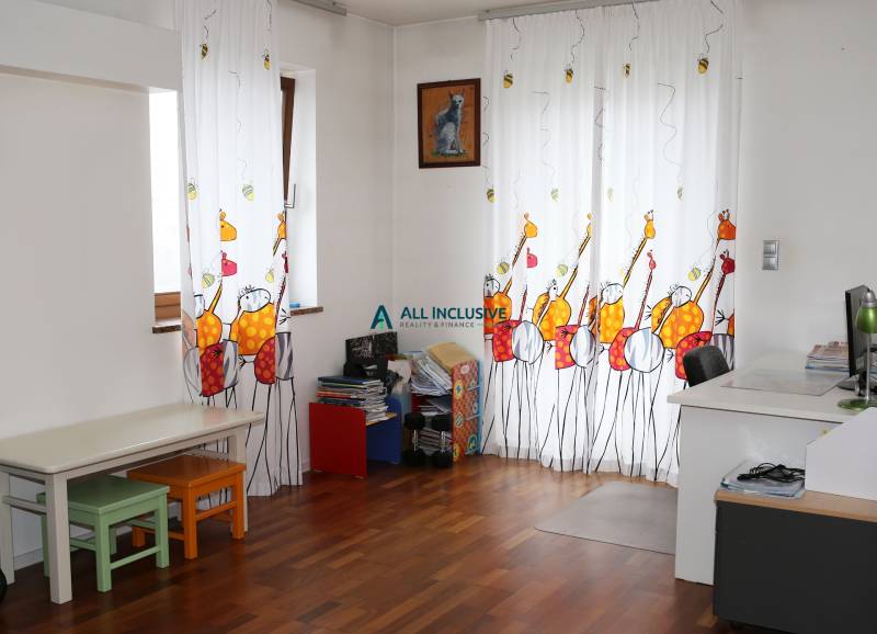 Na predaj rodinný dom na Súľovskej 56 v Bratislave - Detská izba v rodinnom dome s farebnými závesmi a podlahou s dreveným dekorom.