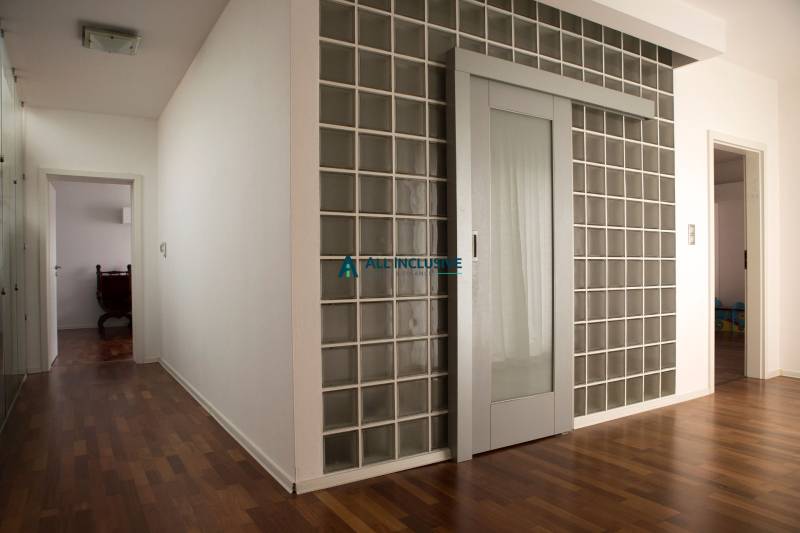 Na predaj rodinný dom na Súľovskej 56 v Bratislave - Interiér rodinného domu s presklenými dverami a podlahou s dreveným dekorom.