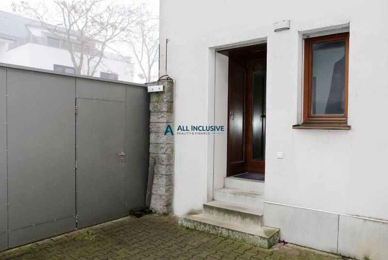 Na predaj rodinný dom na Súľovskej 56 v Bratislave - Vstup do rodinného domu na Súľovskej v Bratislave - Ružinove, vedľa kovovej brány.