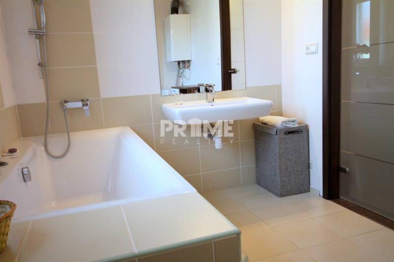 Moderný 2i byt, balkón, tehla, tichá lokalita, Kadnárova ul., Rača - Kúpeľňa s vaňou, umývadlom a práčkovým kôšom v 2-izbovom byte.